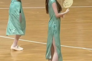 太卷了！遼寧美女啦啦隊穿旗袍表演