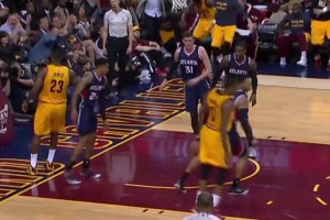 NBA分區(qū)決賽歷史最佳扣籃合輯：萊昂納德隔扣字母哥&威少死亡隔扣！