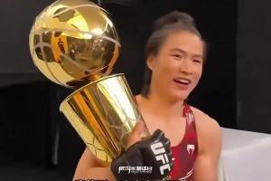 總冠軍獎(jiǎng)杯NBA球員拿著覺(jué)得小，UFC選手捧著顯得好大啊