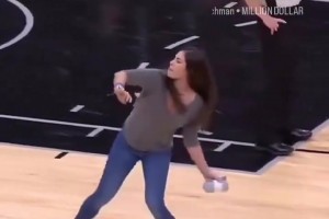 WNBA女籃球員的臂力有多恐怖？從球場直接扔到看臺最高層！