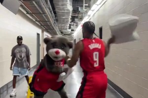 戰(zhàn)績可查！狄龍“單殺”NBA最強吉祥物！